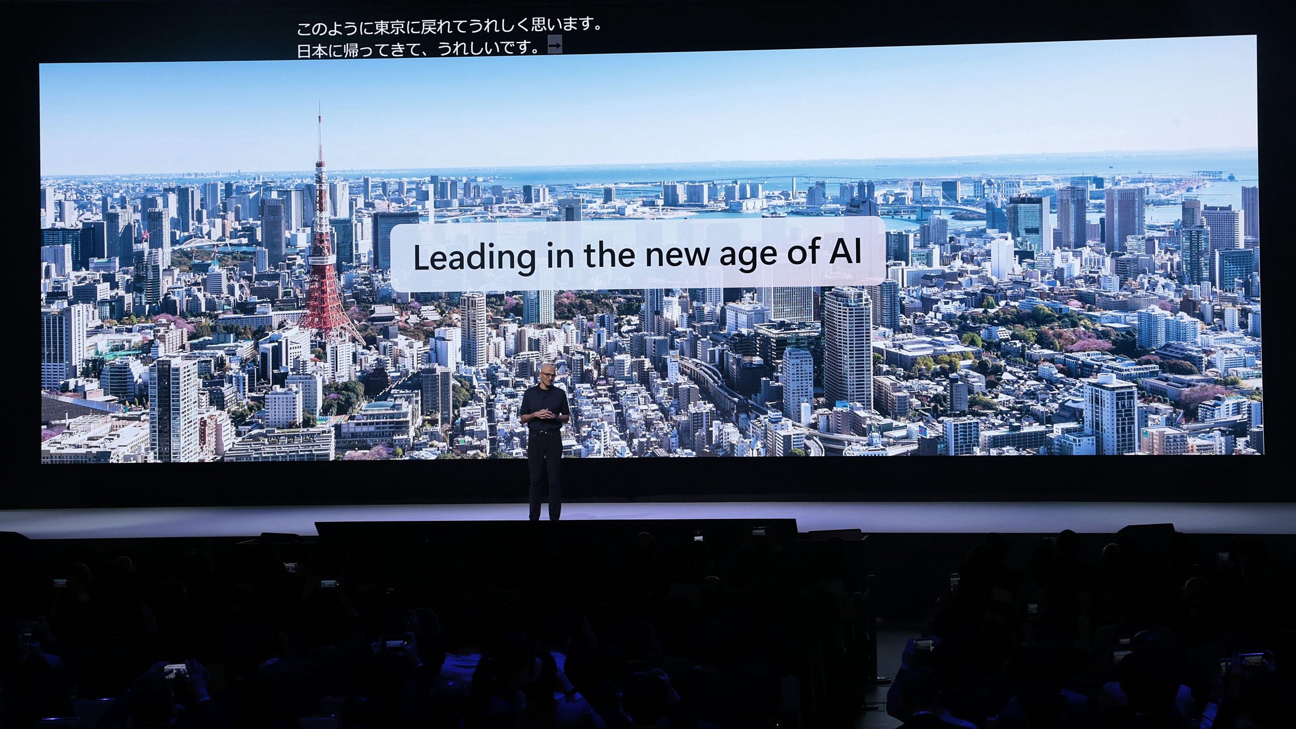 男性がイベントのステージ上でプレゼンテーションをしている