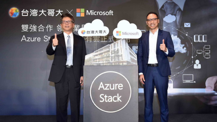 【新聞照片二】台灣微軟總經理孫基康(右)與台灣大哥大企業用戶事業群營運長吳傳輝(左)，共同宣布Azure Stack落地公有雲服務開始營運，不僅符合資料落地台灣的法規限制，同時大幅縮短網路存取反應時間，企業營運效率可望倍增，企業能更專注於商務創新流程和數位轉型，朝全球競爭化邁進
