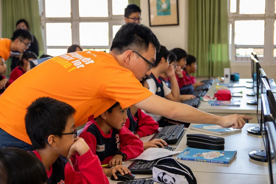 【新聞照片三】除了程式教育外，台灣微軟亦以任務形式將其企業10大包容文化行為準則（10 Inclusive Behavior） 納入闖關環節，鼓勵員工勇於實驗、提出問題，並學習尊重與包容。