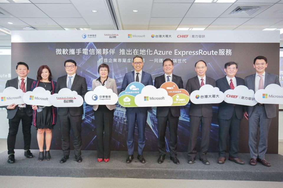 (左三起) 遠傳電信企業暨國際事業群執行副總經理曾詩淵、中華電信國際電信分公司總經理吳學蘭、台灣微軟總經理孫基康、微軟資深副總裁/大中華區總裁兼執行長柯睿杰、台灣大哥大企業用戶事業群副總經理劉建倫、是方電訊董事長吳彥宏共同攜手推出在地化Azure ExpressRoute服務，一同打造企業專屬虛擬機房