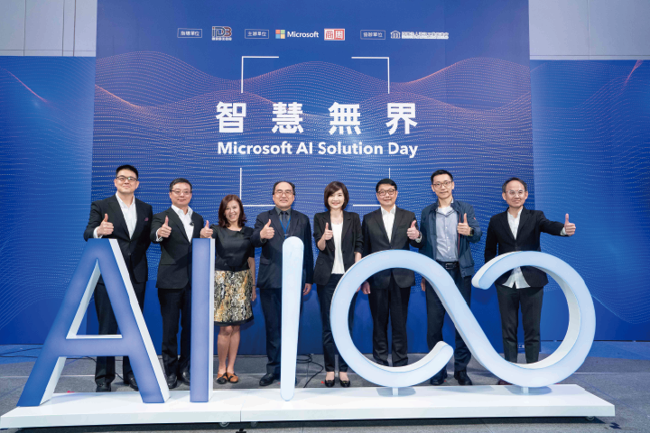 【新聞照片三】微軟AI Solution Day邀集五大產業重量級代表現身分享導入微軟AI解決方案對企業帶來的價值。(左起)緯創集團緯謙科技股份有限公司副總經理夏志豪博士、中華開發金控暨凱基銀行創新科技金融處資深副總經理周郭傑、台灣微軟首席營運長何虹博士、經濟部工業局局長呂正華、IDC國際數據資訊有限公司台灣區總經理江芳韻、遠傳電信企業暨國際事業群執行副總經理曾詩淵、CargoSmart貨訊通產品經理譚榮峯、經濟部水利署資訊室主任黃貴麟。