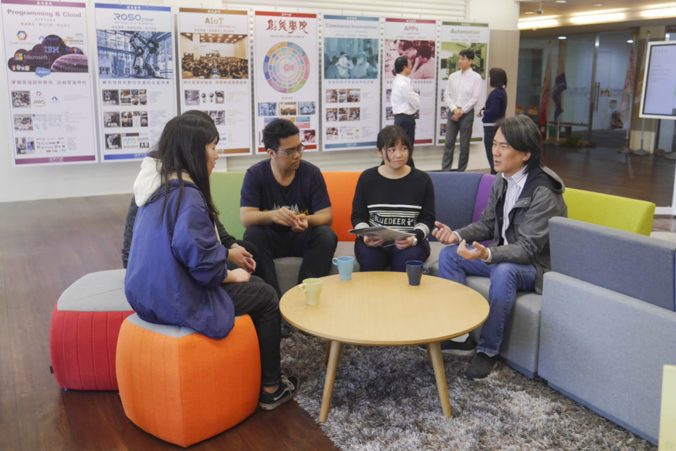 【新聞照片三】逢甲大學108學年度入學的新生，可選擇參與由台灣知名企業擔任講師的創能學院iSchool課程，或是在微軟專業認證課程上自由規劃修課時間及次數。