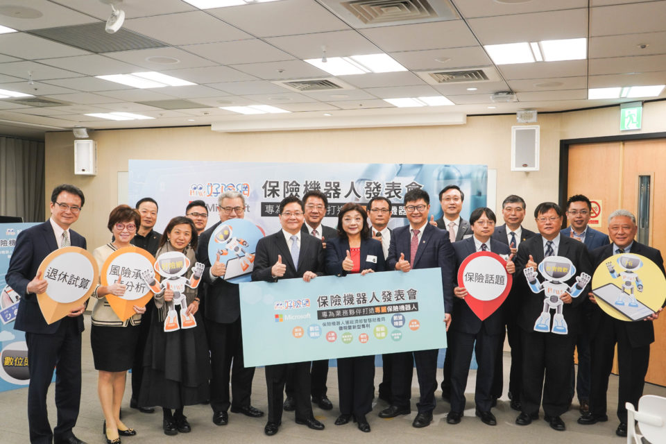 【新聞照片一】台灣微軟運用Microsoft Azure雲端技術，提供保險機器人服務的堅強後盾。