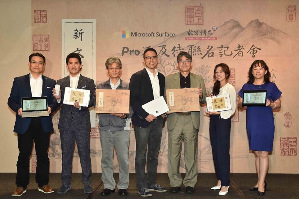 【新聞照片二】微軟攜手故宮精品推出聯名筆電套裝「新文房四寶」的發佈會現場更邀請知名跨界藝人謝哲青及陳妤出席，分享使用Surface Pro 6的生活故事和其於忙碌、斜槓的現代生活中扮演之角色。圖左至右為台灣微軟資深Surface產品協理張家豪、知名作家謝哲青、國立故宮博物院文創行銷處處長林國平、台灣微軟總經理孫基康、國立故宮博物院副院長黃永泰、新生代演員陳妤、台灣微軟零售事業部消費通路暨裝置事業群總經理王釋穗。