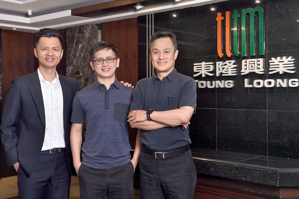 【圖說一】東隆興業透過微軟在地經銷夥伴可創股份有限公司導入Dynamics 365，成功帶領企業邁向數位轉型，大幅降低產線營運成本，東隆不僅在財務與作帳流程節省40%以上的時間，更在資料管理方面減少50%人工重置成本。圖左至右分別為可創總經理馮景倫、東隆興業總經理特助游閎智以及東隆興業產銷副總游榮利。