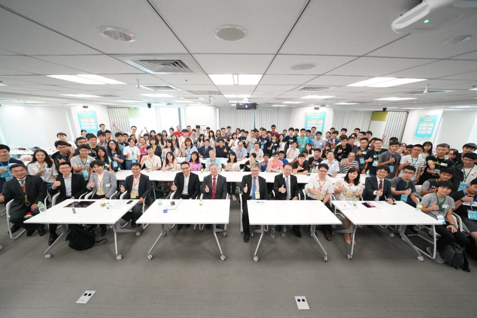 圖說：「高中職生AI扎根系列活動」今(21)於台灣微軟總部舉辦結訓典禮。前排左三起為新興科技認知計畫盧育群博士、經濟部工業局電子資訊組顏鳳旗副組長、台灣微軟孫基康總經理、經濟部沈榮津部長、行政院科會辦蔡志宏執行秘書、Google利啟正行銷副總、教育部國教署陳東營科長、永春高中張云棻校長、資策會教研所蔡義昌所長。