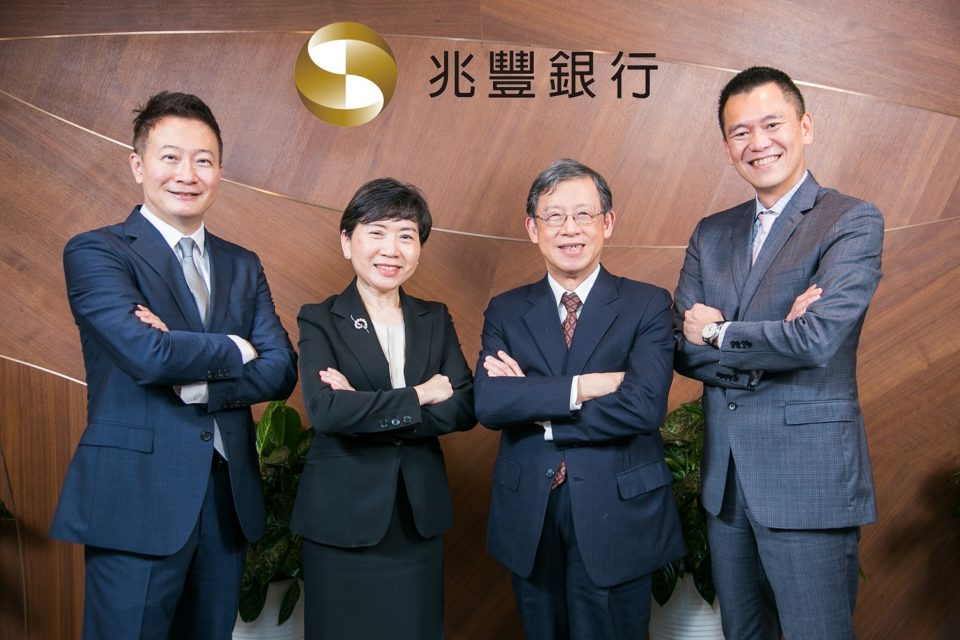 兆豐銀行為國內首家官股銀行採用Microsoft Teams在短短三周內建立起三階段防疫標準化流程，左起依次為一：台灣微軟首席技術與策略長丁維揚、左二：兆豐銀行消金事業群副總經理陳昭蓉、左三：兆豐銀行資訊管理中心陳國寶副總、左四：台灣微軟大型企業商務事業群總經理卞志祥。