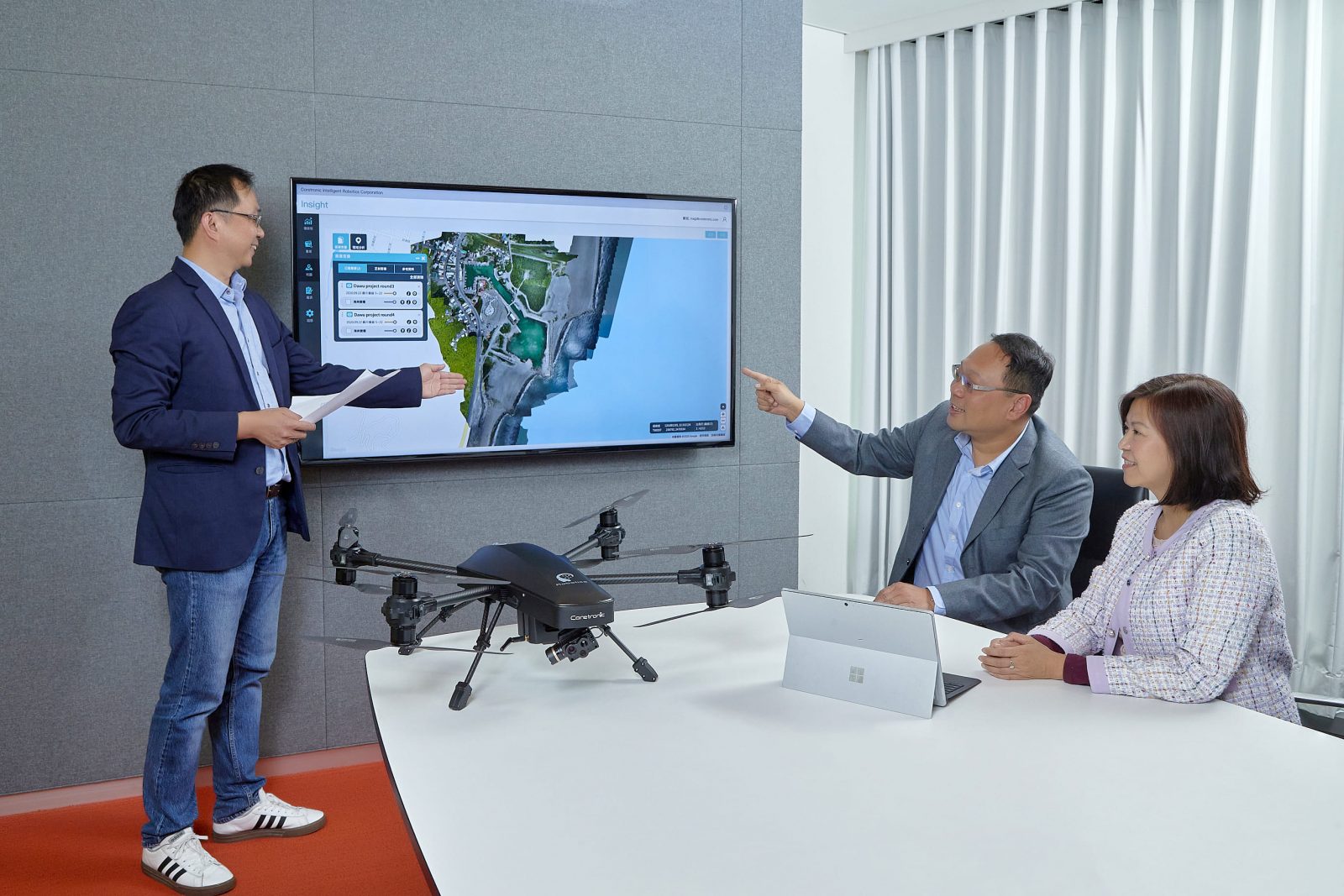 透過先進的MLOps讓建置、訓練模型更加快速，以視覺化的方式建模，使用者可在圖台上檢視即時資訊及地理座標，產出新的應用價值。