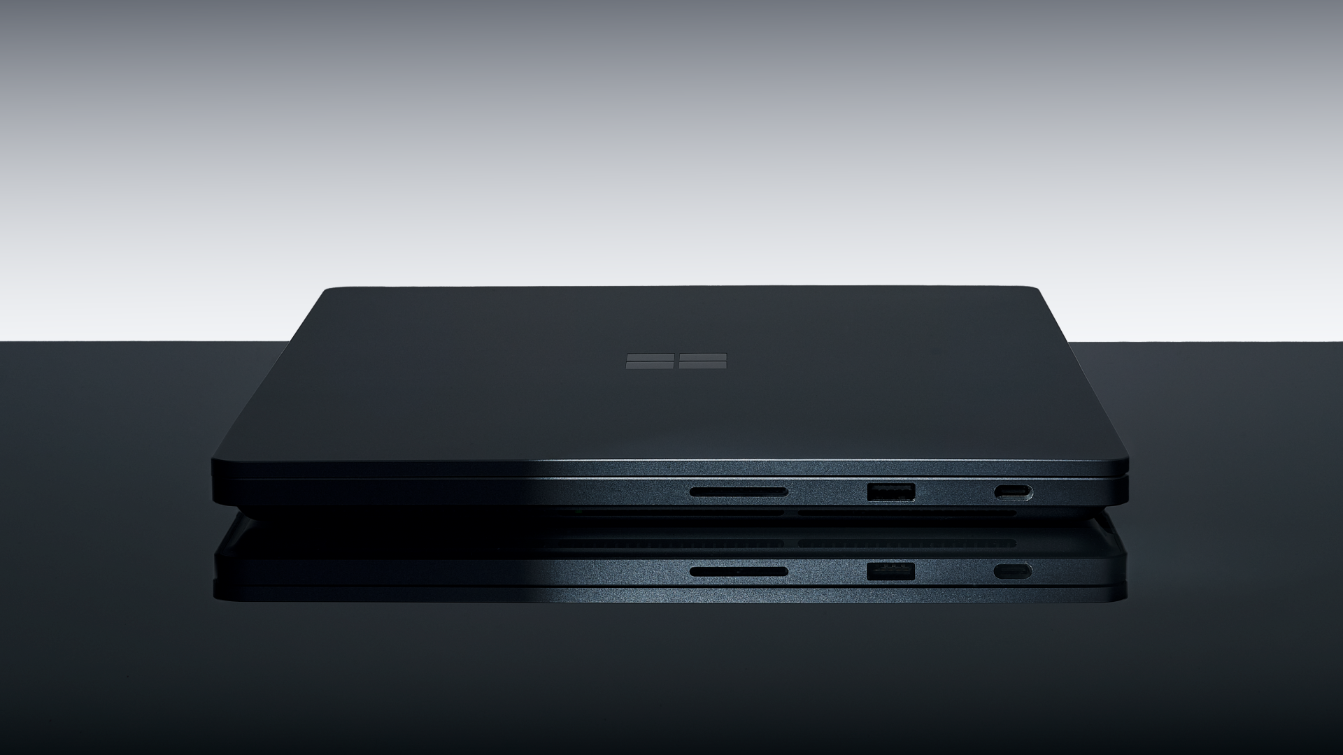 Microsoft Surface Laptop Ultra kapalı tasarımı ve bağlantı noktaları